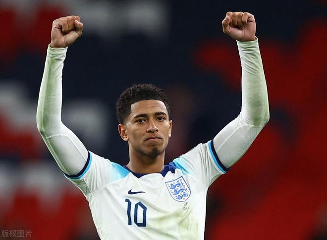 乐动体育入口 -贝林厄姆重伤倒地，AC米兰全队围拢祈祷，场面感人的简单介绍