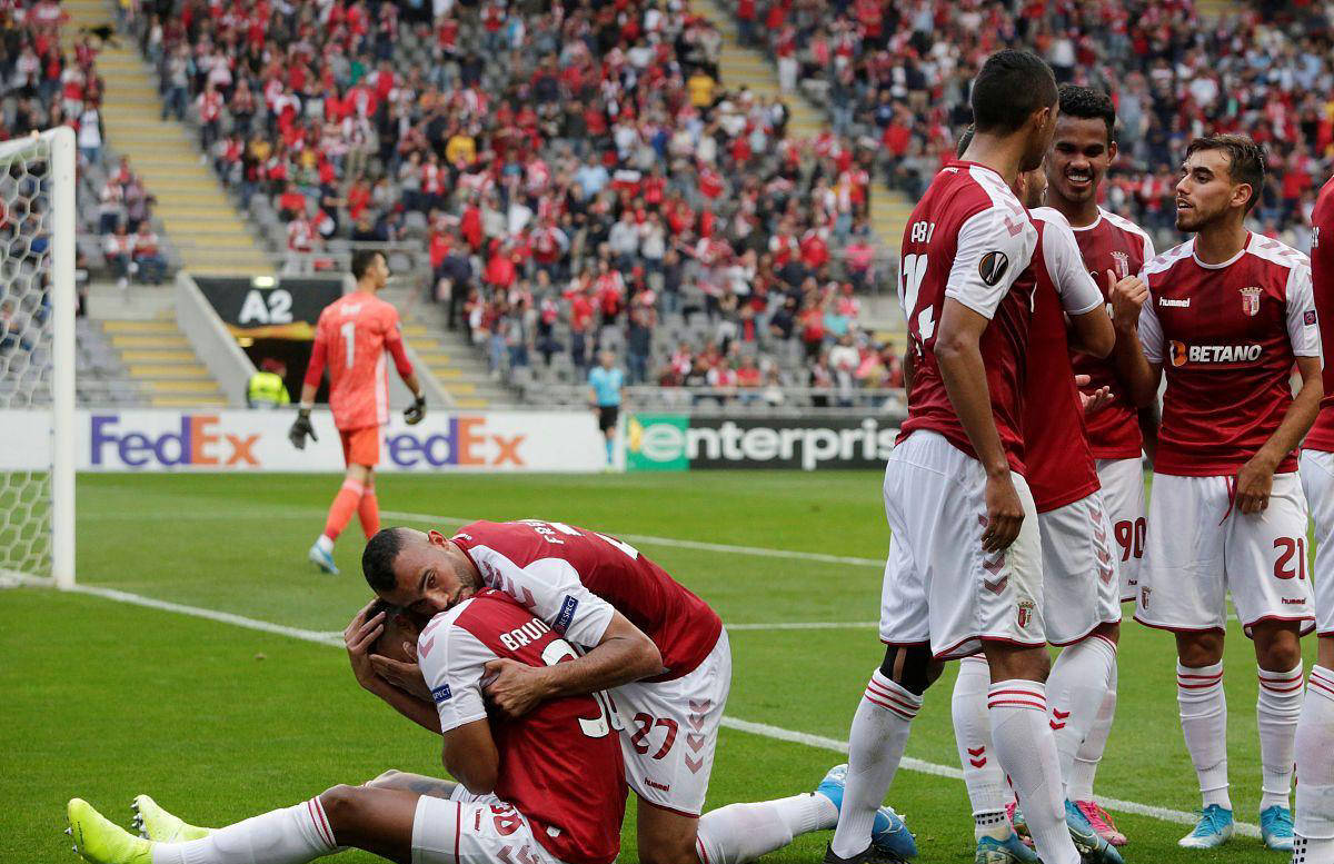 乐动体育入口 -本菲卡五连胜继续领跑积分榜，内马尔主帅陷下课危机！的简单介绍